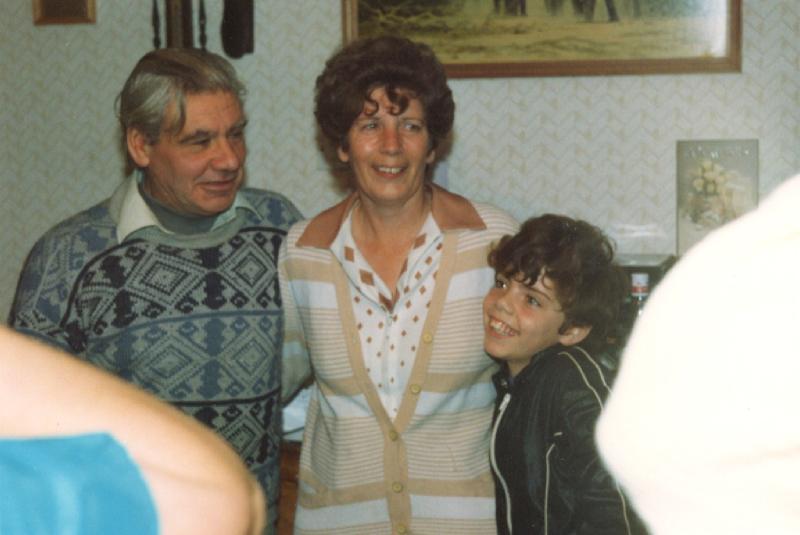 Carol & Keith Jones' 25th Wedding Anniversary - 29th October 1991 - CLICK TO VIEW ZOOMED IMAGE Family image