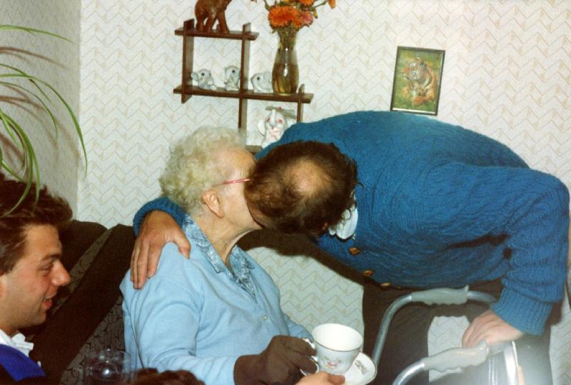 Carol & Keith Jones' 25th Wedding Anniversary - 29th October 1991 - CLICK TO VIEW ZOOMED IMAGE Family image